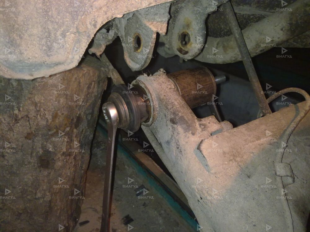 Замена сайлентблоков передней балки Volvo 440 в Краснодаре
